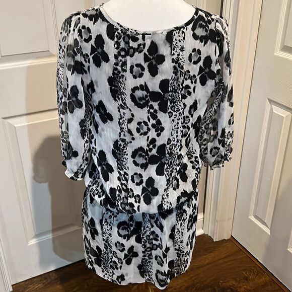 Gray and black tunic top. Brand is Glam. Large - Picture 2 of 7